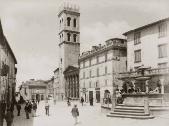 Foto storica di assisi e piazza vittorio emanuele