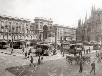 Milano Piazza Duomo, foto antica con i tram e il Duomo