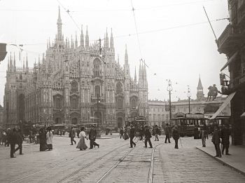 Tram e il Duomo di Milano a inizio secolo. Foto storica