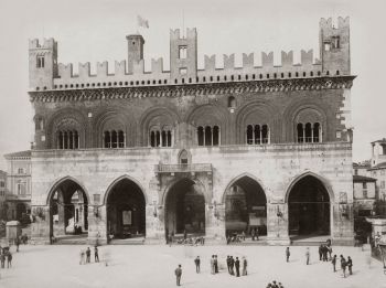 Piacenza, palazzo Comunale, foto storica del 1880