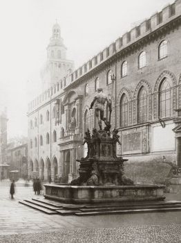 Foto storica fontana del Nettuno e palazzo comunale a Bologna