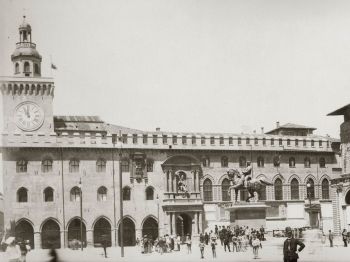 Foto d'epoca del Palazzo Comunale a Bologna