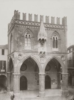 Foto storica del palazzo della camera di Commercio, Bologna