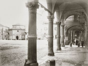 Bologna, foto storica della vecchia piazza e chiesa di Santo Stefano