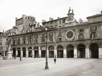 foto storica di Brescia, col palazzo del municipio e dell'orologio vecchio