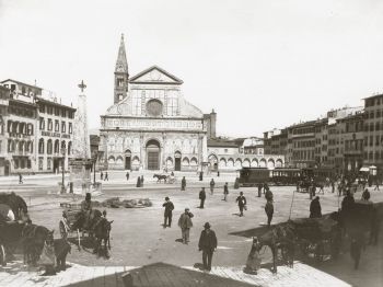 Foto storica Firenze. Gente e carrozze nella piazza di Santa Maria Novella