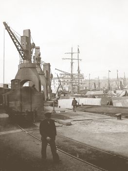 Genova, magazzini del cotone ed il porto. Foto d'epoca