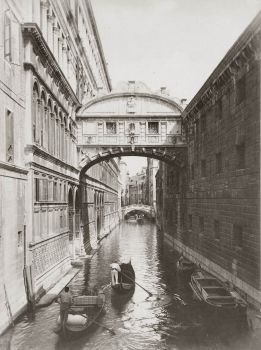 Ponte dei sospiri con antico gondoliere, Venezia