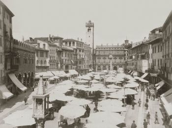 Piazza delle Erbe, antico mercato a Verona