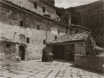 Dintorni di Assisi Chiostro interno delle carceri