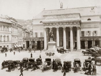 Genova, teatro Carlo Felice e Piazza De Ferrari. Foto d'epoca.